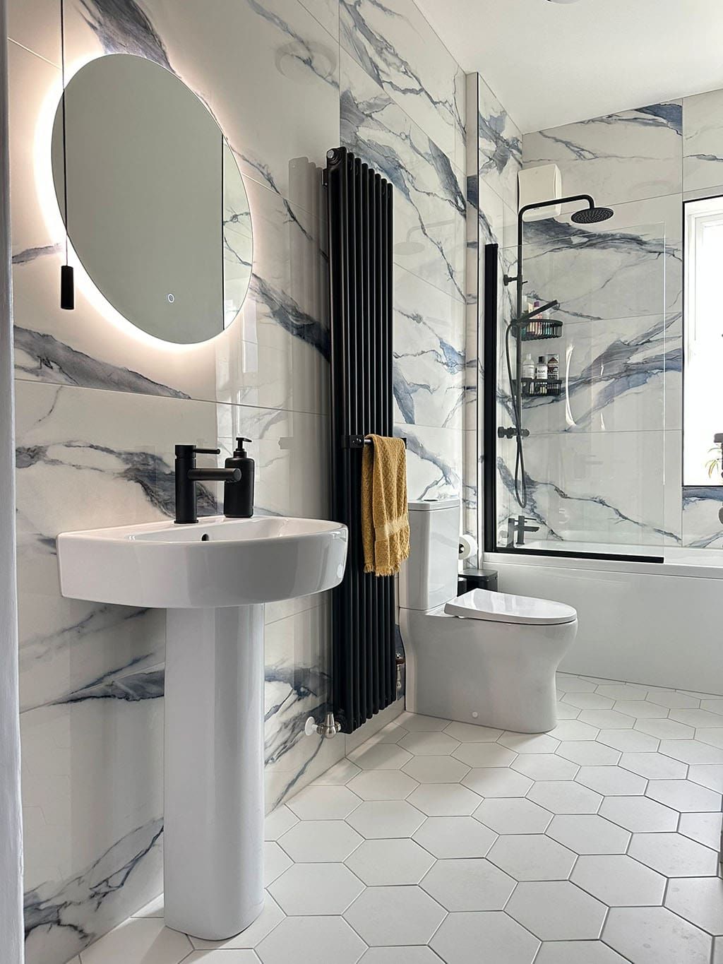 Leger Signature black and white marble kitchen