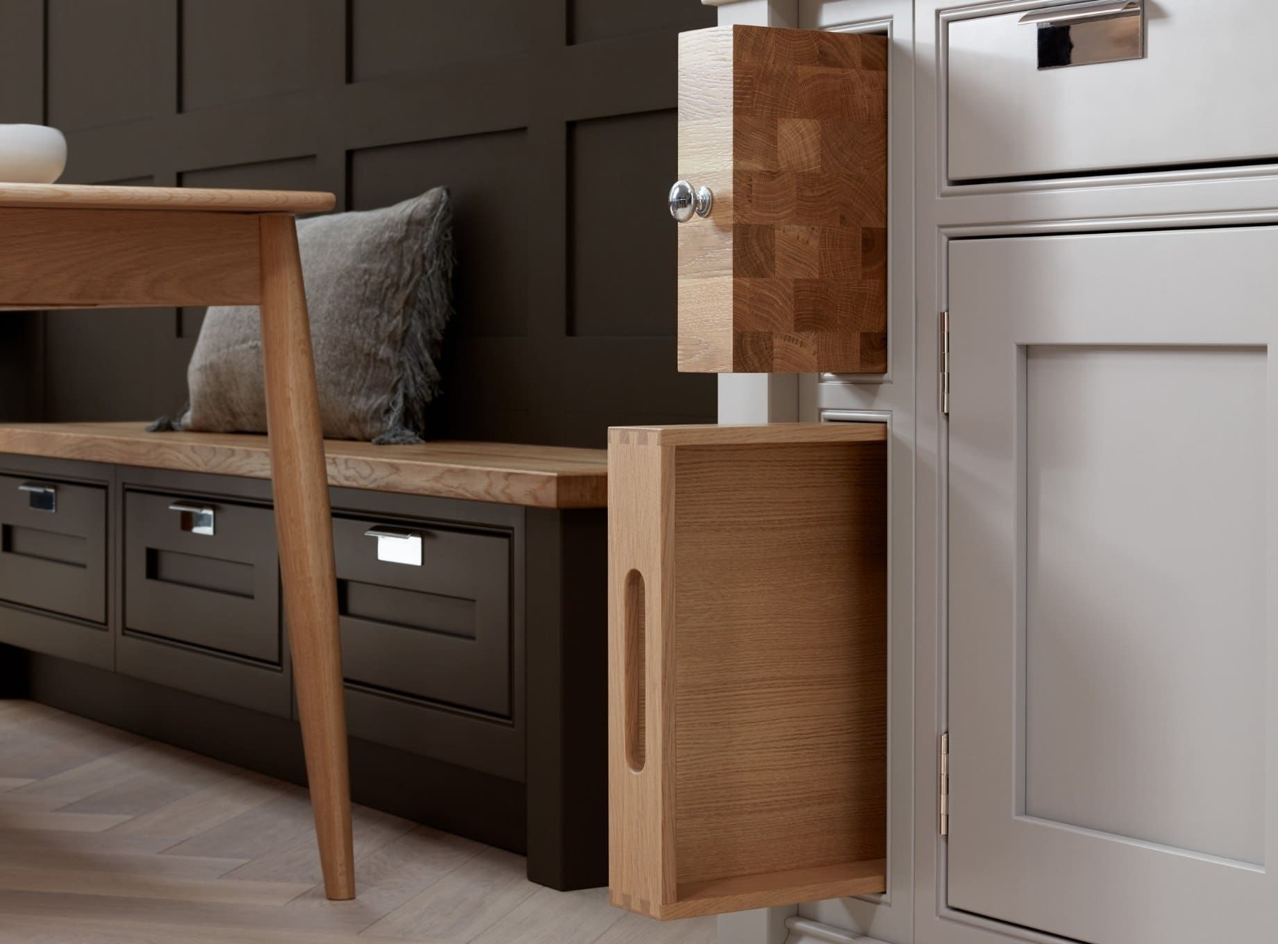 Bespoke storage area for a serving tray and a chopping board in kitchen unit