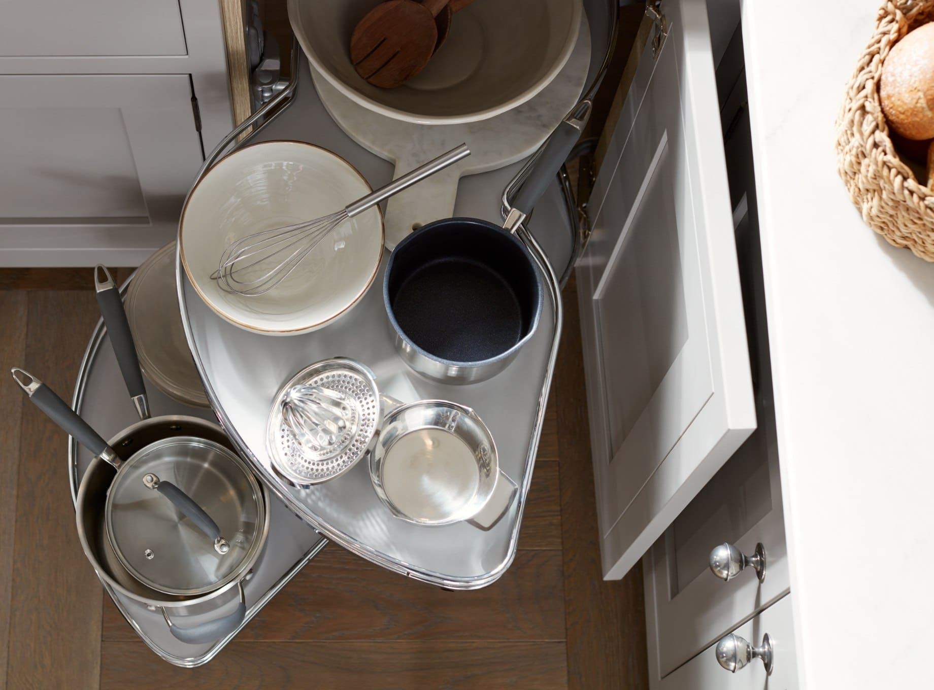 Accessible corner kitchen cupboard storage solution