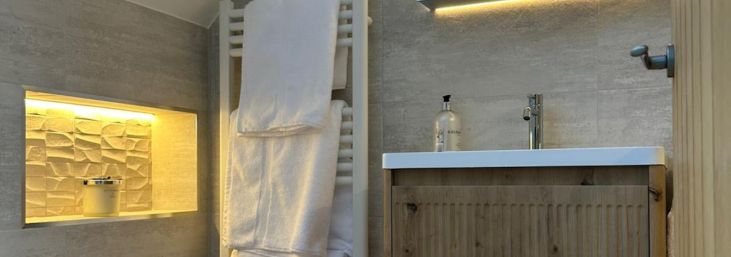 small en-suite bathroom banner image